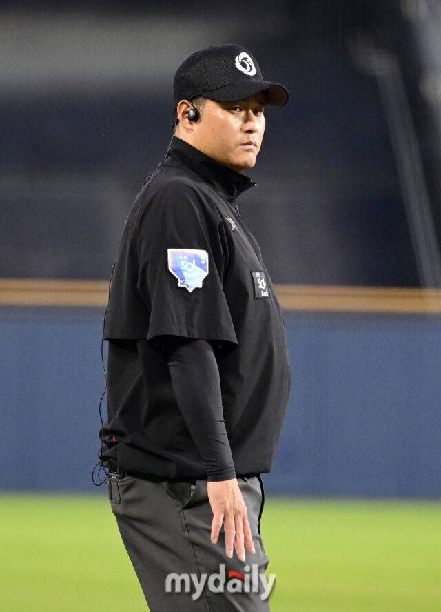 2025년 6월 5일 오후 서울 잠실구장에서 진행된 '2025 신한 SOL뱅크 KBO 리그' KIA 타이거즈와 두산 베어스의 경기. 두산 조성환 감독대행이 4회말 1사 2.3루서 김인태가 삼진을 당하자 김익수 구심에게 구명환 3루심의 체크스윙 판정에 대해 항의하자 구명환 3루심이 당황하고 있다./마이데일리