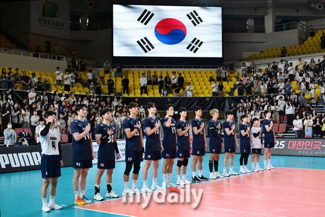 2025년 6월 7일 오후 충청남도 천안시 유관순체육관에서 '2025 남자배구 국가대표 평가전' 대한민국과 네덜란드의 경기가 열렸다.대한민국 선수들이 국민의례를 하고 있다./천안=유진형 기자