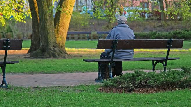 잠재성장률이 급격하게 하락하고 민간부채는 일본의 버블 시절과 비슷한 수준으로 늘어나는 등 우리나라가 일본의 잃어버린 30년을 그대로 답습하고 있다는 경고가 나왔다. 사진은 공원에 앉아 있는 노인 [게티이미지뱅크 제공]