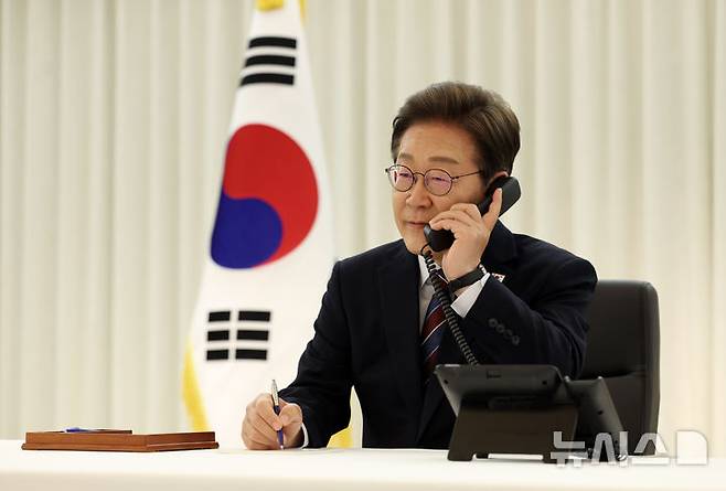 [서울=뉴시스] 고범준 기자 = 이재명 대통령이 6일 서울 한남동 관저에서 도널드 트럼프 미국 대통령과 전화 통화를 하기 위해 수화기를 들고 있다. 2025.06.06. bjko@newsis.com