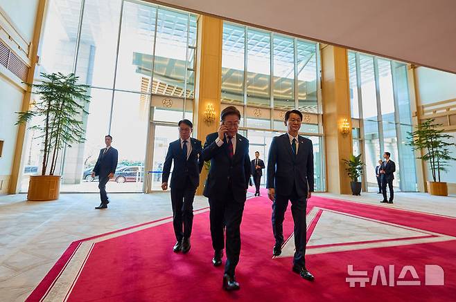 [서울=뉴시스] 이재명 대통령이 5일 서울 용산 대통령실 청사로 출근하고 있다. (사진=대통령실 제공) 2025.06.05. photo@newsis.com