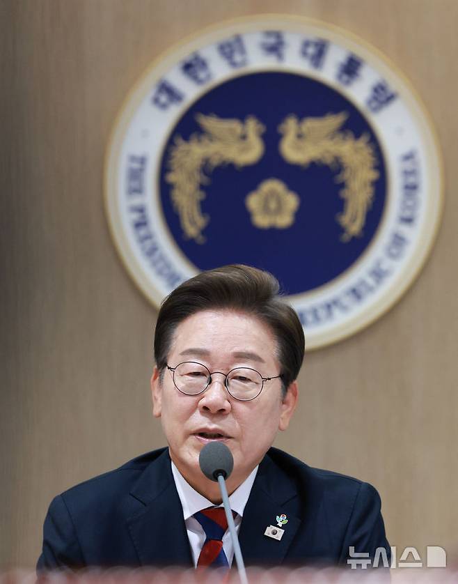 [서울=뉴시스] 고범준 기자 = 이재명 대통령이 5일 서울 용산구 대통령실 청사에서 열린 국무회의에서 발언하고 있다. 2025.06.05. bjko@newsis.com