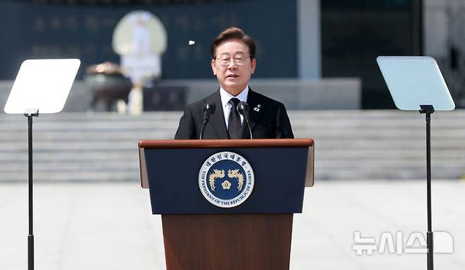 [서울=뉴시스] 고범준 기자 = 이재명 대통령이 6일 서울 동작구 국립서울현충원에서 열린 제70회 현충일 추념식에서 추념사를 하고 있다. 2025.06.06. bjko@newsis.com