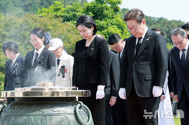 [서울=뉴시스] 고범준 기자 = 이재명 대통령과 김혜경 여사가 6일 서울 동작구 국립서울현충원에서 열린 제70회 현충일 추념식에서 현충탑 참배 후 묵념하고 있다. 2025.06.06. bjko@newsis.com