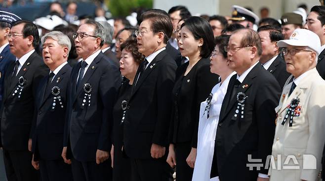 [서울=뉴시스] 고범준 기자 = 이재명 대통령과 김혜경 여사가 6일 서울 동작구 국립서울현충원에서 열린 제70회 현충일 추념식에서 애국가를 부르고 있다. 2025.06.06. bjko@newsis.com