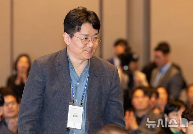 [서울=뉴시스] 황준선 기자 = 대한체육회 부회장인 조원태 한진그룹 회장이 27일 오후 서울 용산구 그랜드 하얏트 서울에서 열린 제42대 대한체육회장 취임식에서 참석자들에게 인사하고 있다. 2025.03.27. hwang@newsis.com