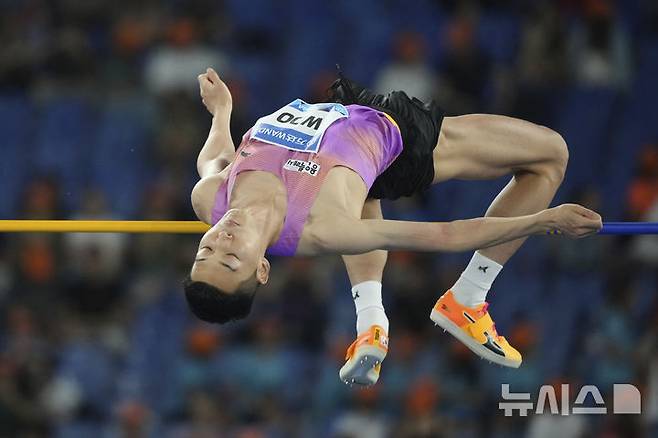 [로마=AP/뉴시스] 우상혁이 6일(현지 시간) 이탈리아 로마의 스타디오 올림피코에서 열린 2025 세계육상연맹 다이아몬드 리그 남자 높이뛰기에서 2m32를 뛰어넘어 우승하고 있다. 2025.06.07.