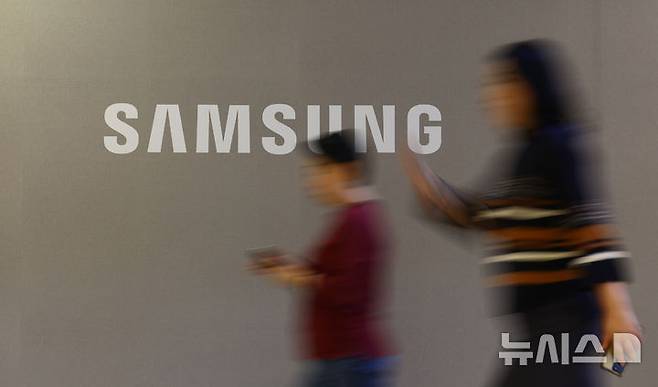 [서울=뉴시스] 박주성 기자 = 30일 서울 서초구 삼성전자 서초사옥에 직원들이 오가고 있다. 삼성전자는 올해 1분기(1~3월) 연결 기준으로 매출 79조1405억원, 영업이익 6조6853억원의 실적을 기록했다고 밝혔다.매출은 분기 기준 사상 최대다. 전년 같은 분기 71조9156억원 대비 10.1% 증가했다. 2025.04.30. park7691@newsis.com