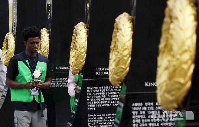 [서울=뉴시스] 홍효식 기자 = 7일 서울 용산구 전쟁기념관 평화의 광장에서 유엔참전국 후손 교류캠프 참가자들이 유엔참전용사들의 숭고한 희생을 기리며 참전기념비에 헌화하고 있다. 2025.06.07. yesphoto@newsis.com
