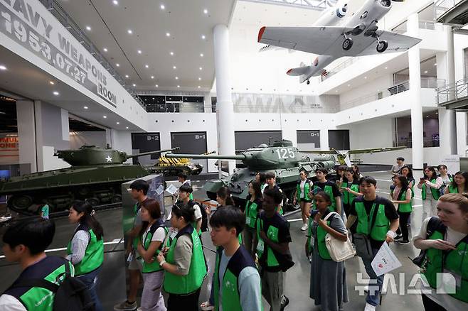 [서울=뉴시스] 홍효식 기자 = 7일 서울 용산구 전쟁기념관에서 유엔참전국 후손 교류캠프 참가자들이 대형무기실을 관람하고 있다. 2025.06.07. yesphoto@newsis.com