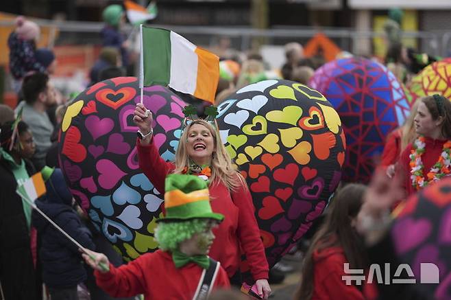 [더블린=AP/뉴시스] 17일(현지시간) 아일랜드 더블린에서 각종 분장을 한 사람들이 성 패트릭의 날 퍼레이드에 참여하고 있다. 2025.03.18