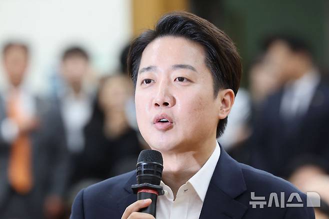 [서울=뉴시스] 권창회 기자 = 이준석 개혁신당 대선후보가 3일 서울 여의도 국회 의원회관에 마련된 제21대 대통령선거 개표상황실을 방문해 입장을 밝히고 있다. 2025.06.03. kch0523@newsis.com