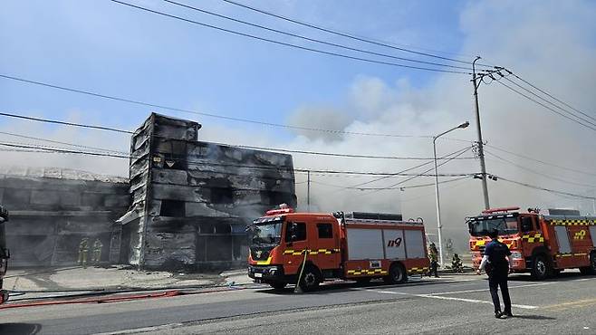 [양산=뉴시스] 양산시 동면 여락리 소재 한 유통공장에서 화재가 발생해 119 소방당국이 진압하고 있다. (사진=양산시 제공) 2025.06.07. photo@newsis.com *재판매 및 DB 금지