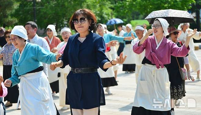 [증평=뉴시스] 서주영 기자 = 7일 충북 증평군 증평민속체험박물관에 열린 '2025 증평들노래축제'에서 시민과 행사 관계자들이 음악에 맞춰 춤을 추고 있다. 2025.06.07. juyeong@newsis.com