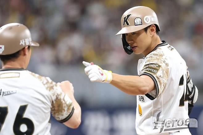 [서울=뉴시스] 프로야구 키움 히어로즈의 송성문(오른쪽)이 7일 서울 고척스카이돔에서 열린 2025 신한 쏠뱅크 KBO리그 LG 트윈스와의 경기에서 안타를 친 뒤 기뻐하고 있다. (사진=키움 히어로즈 제공) 2025.06.07.