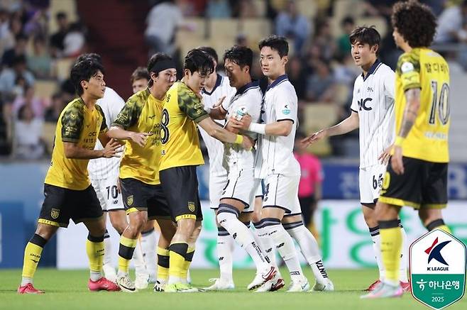 [서울=뉴시스] 경합 중인 프로축구 K리그2 전남드래곤즈 선수단과 서울이랜드 선수단. (사진=한국프로축구연맹 제공) *재판매 및 DB 금지