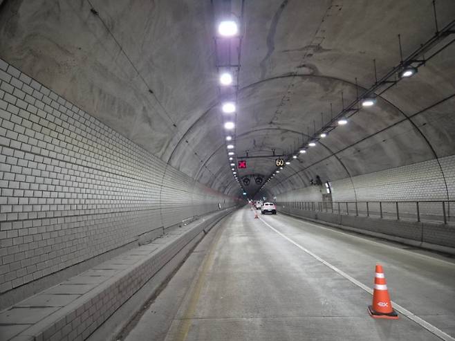 개선 사업이 완료된 제1순환고속도로 덕릉터널 조명 모습. 남양주시 제공