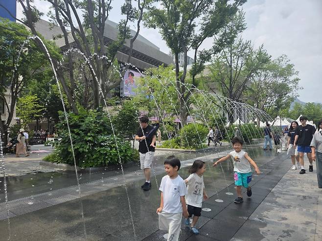 7일 서울 종로구 광화문광장에서 아이들이 물놀이를 하고 있다. 민소운 기자