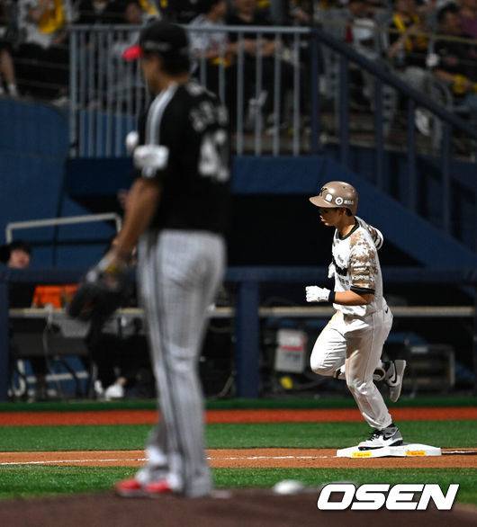 [OSEN=고척, 이대선 기자] 6일 오후 서울 고척스카이돔에서 2025 신한 SOL Bank KBO리그 키움 히어로즈와 LG 트윈스의 경기가 열렸다.키움은 로젠버그, LG는 치리노스를 선발 투수로 내세웠다.8회말 무사에서 키움 이주형이 우월 솔로 홈런을 치고 그라운드를 돌고 있다. 2025.06.06 /sunday@osen.co.kr