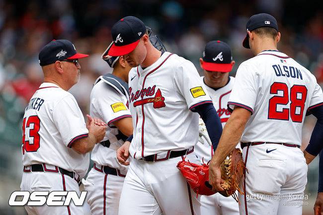 [사진] 애틀랜타 브라이언 스닛커 감독(왼쪽)이 투수 스캇 블루엣을 교체하고 있다. ⓒGettyimages(무단전재 및 재배포 금지)