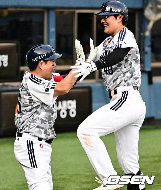 [OSEN=잠실, 지형준 기자] 6일 오후 서울 잠실구장에서 ‘2025 신한 SOL Bank KBO리그’ 두산 베어스와 롯데 자이언츠의 경기가 열렸다.이날 두산은 잭로그, 롯데는 나균안을 선발로 내세웠다.6회초 1사에서 두산 김동준이 우월 솔로포를 날리며 양의지와 기뻐하고 있다. 김동준은 데뷔 첫 홈런. 2025.06.06 /jpnews@osen.co.kr