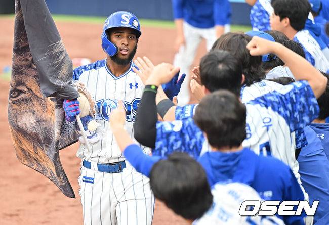 [OSEN=대구, 이석우 기자] 6일 대구삼성라이온즈파크에서 2025 신한 SOL 뱅크 KBO 리그 삼성 라이온즈와 NC 다이노스의 경기가 열렸다. 홈팀 삼성은 원태인이, 방문팀 NC는 김녹원이 선발 출전했다. 삼성 라이온즈 디아즈가 5회말 1사 우월 백투백 홈런을 치고 하이파이브를 하고 있다. 2025.06.06 / foto0307@osen.co.kr