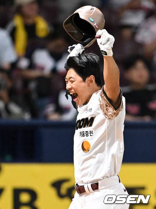 [OSEN=고척, 이대선 기자] 프로야구 키움 히어로즈가 극적인 끝내기 승리로 3연승을 질주했다.&nbsp;키움은 6일 서울 고척스카이돔에서 열린 ‘2025 신한은행 SOL Bank KBO리그’은 LG 트윈스와의 경기에서 2-1로 승리했다. 이날 승리로 시즌 두 번째 3연승에 성공했다. 3월 28일 SSG전 승리 이후 70일 만에 3연승이다.10회말 끝내기 홈런을 기록한 키움 송성문이 홈으로 들어가며 환호하고 있다. 2025.06.06 /sunday@osen.co.kr