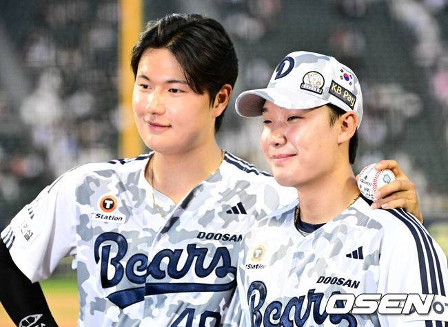 [OSEN=잠실, 지형준 기자] 프로야구 두산 베어스가 6일 서울 잠실구장에서 열린 2025 신한 SOL뱅크 KBO리그 롯데 자이언츠와의 시즌 7차전에서 5-2로 승리했다.9위 두산은 5월 14일 대전 한화 이글스전 이후 23일 만에 2연승에 성공하며 시즌 25승 3무 34패를 기록했다. 반면 최근 3연패, 원정 4연패 수렁에 빠진 롯데는 32승 3무 28패 4위로 떨어졌다.&nbsp;두산 김동준, 양재훈이 데뷔 첫 홈런, 세이브를 기록하며 포즈를 취하고 있다. 2025.06.06 /