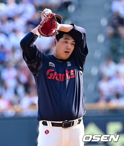 [OSEN=잠실, 지형준 기자] 6일 오후 서울 잠실구장에서 ‘2025 신한 SOL Bank KBO리그’ 두산 베어스와 롯데 자이언츠의 경기가 열렸다.이날 두산은 잭로그, 롯데는 나균안을 선발로 내세웠다.1회말 1사에서 롯데 나균안이 두산 김동준에 안타를 허용하며 땀을 닦고 있다. 2025.06.06 /jpnews@osen.co.kr