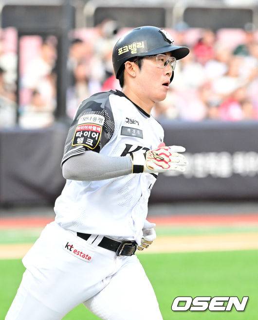 [OSEN=수원, 김성락 기자] 7일 오후 수원 KT위즈파크에서 ‘2025 신한 SOL Bank KBO리그’ KT 위즈와 SSG 랜더스의 경기가 열렸다.이날 홈팀 KT는 선발투수로 고영표, 방문팀 SSG는 앤더슨을 내세웠다. 5회말 KT 선두타자 허경민이 안타를 날린 뒤 진루하고  있다.  2025.06.07 / ksl0919@osen.co.kr