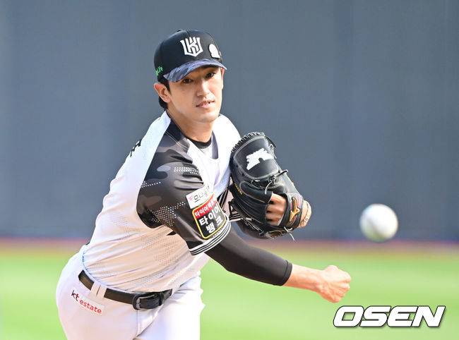 [OSEN=수원, 김성락 기자] 7일 오후 수원 KT위즈파크에서 ‘2025 신한 SOL Bank KBO리그’ KT 위즈와 SSG 랜더스의 경기가 열렸다.이날 홈팀 KT는 선발투수로 고영표, 방문팀 SSG는 앤더슨을 내세웠다. 1회초 KT 선발 고영표가 마운드에 올라 힘차게 공을 뿌리고 있다. 2025.06.07 / ksl0919@osen.co.kr