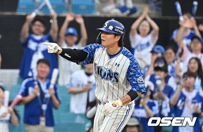 [OSEN=대구, 이석우 기자] 7일 대구삼성라이온즈파크에서 2025 신한 SOL 뱅크 KBO 리그 삼성 라이온즈와 NC 다이노스의 경기가 열렸다. 홈팀 삼성은 레예스가, 방문팀 NC는 신민혁이 선발 출전했다. 삼성 라이온즈 류지혁이 5회말 5회말 2사 우중월 솔로 홈런을 치고 세리머니를 하고 있다. 2025.06.07 / foto0307@osen.co.kr