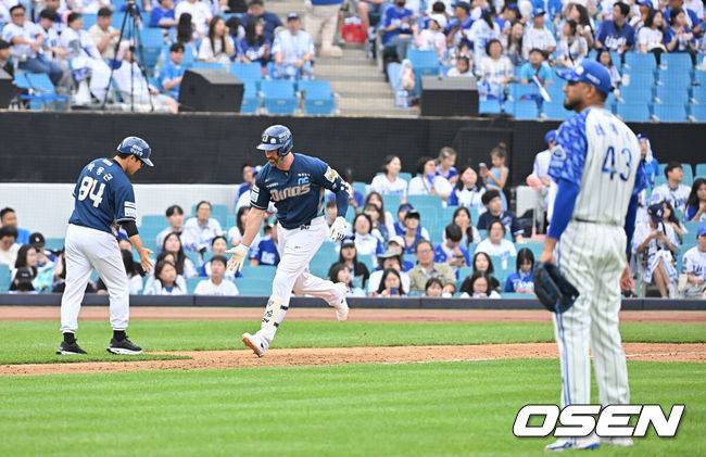 [OSEN=대구, 이석우 기자] 7일 대구삼성라이온즈파크에서 2025 신한 SOL 뱅크 KBO 리그 삼성 라이온즈와 NC 다이노스의 경기가 열렸다. 홈팀 삼성은 레예스가, 방문팀 NC는 신민혁이 선발 출전했다. NC 다이노스 데이비슨이 3회초 1사 1루 중월 2점 홈런을 치고 하이파이브를 하고 있다. 2025.06.07 / foto0307@osen.co.kr