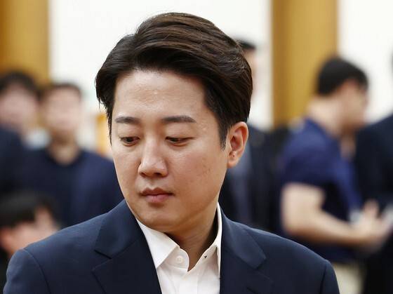 이준석 개혁신당 의원이 지난 3일 서울 여의도 국회 의원회관에 마련된 제21대 대통령선거 개표상황실에서 입장을 밝히기 위해 굳은 표정으로 들어서고 있다. 뉴스1