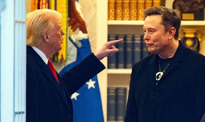 도널드 트럼프 미국 대통령(왼쪽)과 일론 머스크 테슬라 최고경영자. AFP연합뉴스