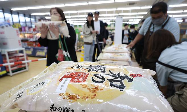 지난 5월 31일 일본 미야기현의 한 상점에서 사람들이 쌀을 사 가는 모습. AFP연합뉴스