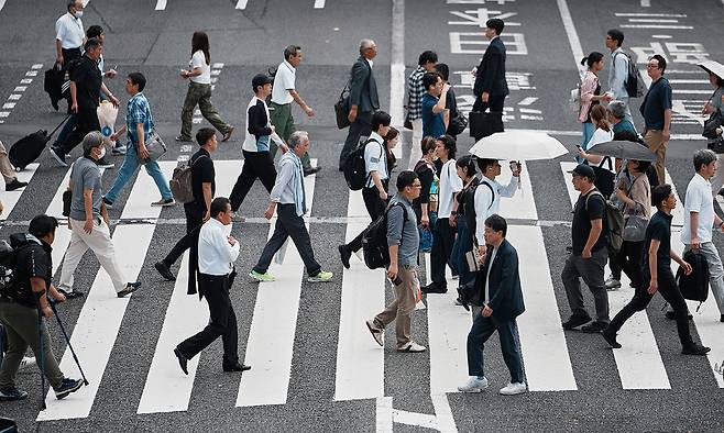 지난 4일 일본 도쿄의 한 상점가에서&nbsp;사람들이 횡단보도를 건너고 있다. AP연합뉴스