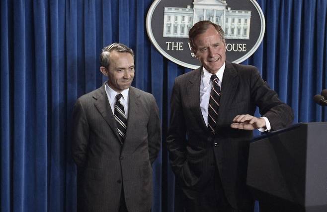 1990년 7월 조지 W H 부시 미국 대통령(오른쪽)이 백악관 브리핑룸에서 그가 막 연방대법관 후보자로 지명한 데이비드 수터 판사를 백악관 취재진에게 소개하고 있다. AP연합뉴스