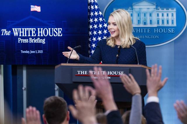 캐롤라인 레빗 백악관 대변인이 3일(현지시간) 백악관 브리핑룸에서 기자들의 질문을 받고 있다. EPA연합뉴스