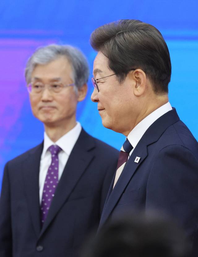 이재명 대통령이 4일 서울 여의도 국회 본청 로텐더홀에서 제21대 대통령 취임 선서를 마친 뒤 이동하고 있다. 뉴스1