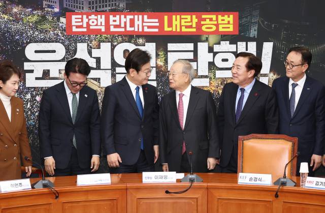 지난 12월 12일 당시 이재명 더불어민주당 대표가 서울 여의도 국회에서 열린 경제단체 긴급 간담회에서 김기문 중소기업중앙회장, 손경식 경총회장, 송치영 소상공인연합회장과 인사하고 있다. 연합뉴