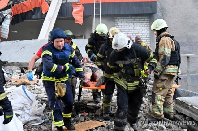 우크라이나 하르키우에서 부상자를 구조해 이송하는 구조대원들. 연합뉴스