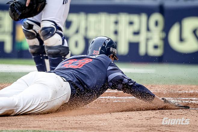 ▲ 롯데 손호영이 손성빈의 적시타로 득점에 성공하고 있다. ⓒ롯데 자이언츠