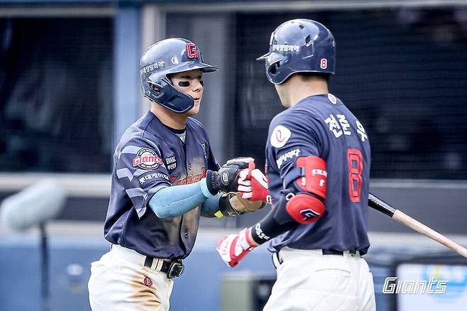 ▲ 롯데 장두성이 전준우와 기쁨을 나누고 있다. ⓒ롯데 자이언츠