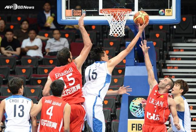 이종현(가운데 15번)이 2013년 필리핀에서 열린 아시아농구선수권에서 골밑슛을 시도하고 있다. /AFPBBNews=뉴스1