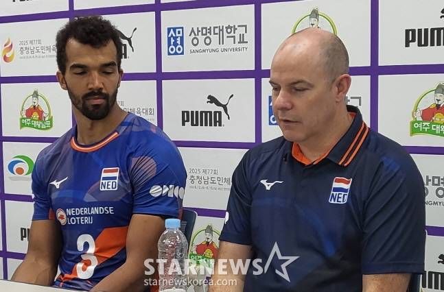 뱅크스 네덜란드 대표팀 감독(오른쪽)이 아히와 함께 인터뷰실을 찾아 취재진의 질문에 답하고 있다. /사진=안호근 기자