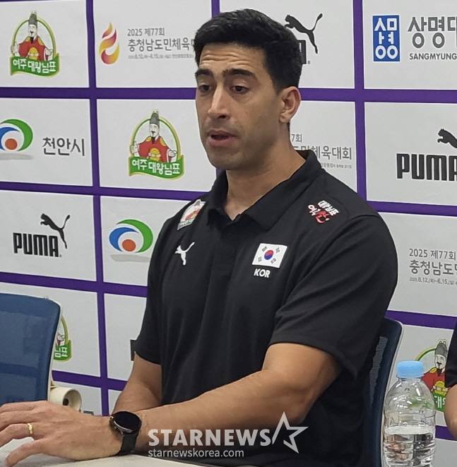 라미레스 감독이 경기를 돌아보며 소감을 밝히고 있다. /사진=안호근 기자