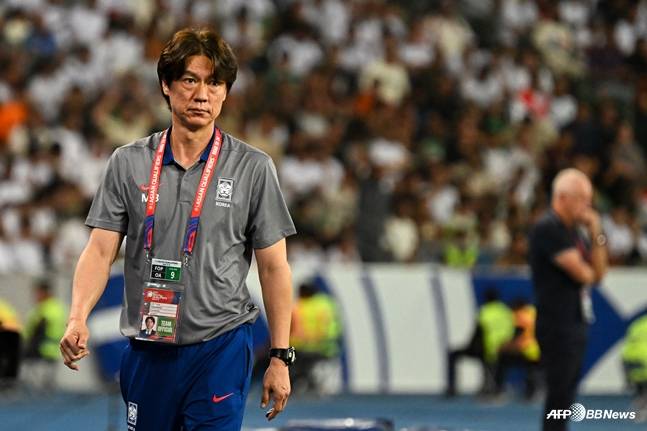 홍명보 감독(왼쪽). /AFPBBNews=뉴스1