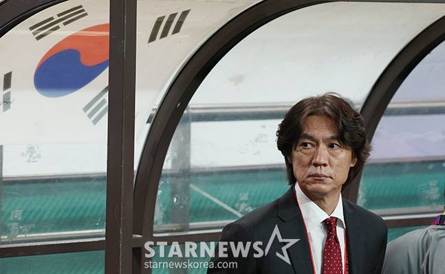 2026 북중미 월드컵 아시아 지역 3차 예선 한국-팔레스타인전이 지난해 9월 서울월드컵경기장에서 열렸다. 홍명보 감독이 경기 전 그라운드를 응시하고 있다. /사진=김진경 대기자