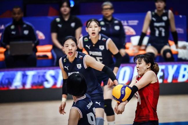 한다혜(오른쪽)가 7일 VNL 이탈리아전에서 서브 리시브를 하고 있다. 사진=FIVB 제공
